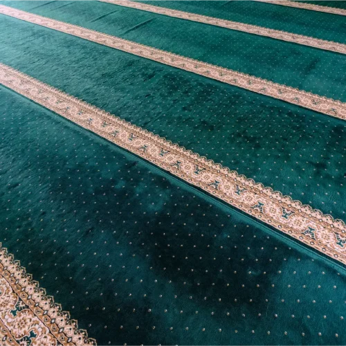 Sering Disepelekan, Ini Fungsi Penting Karpet Masjid!